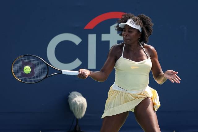 미국의 비너스 윌리엄스가 22일(한국시간) 미국 워싱턴 DC에서 열린 WTA투어 시티DC오픈 여자복식 1회전에서 공을 리턴하고 있다.  AFP 연합뉴스