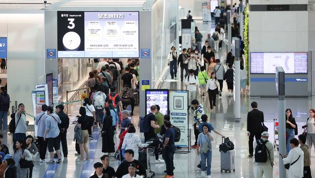 인천국제공항 제1여객터미널 출국장에서 여행객들이 출국 수속을 하고 있다. 뉴시스