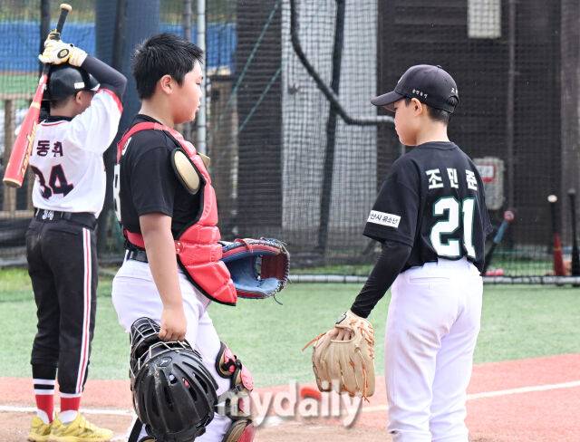 21일 강원도 횡성군 횡성베이스볼파크에서 '2025 제2회 마이데일리배 전국유소년야구대회'가 열렸다. 꿈나무(청룡)리그 (U-11) 안산시와 송파구마인볼의 16강전 경기에서 안산시 우찬희와 조민준이 3-1로 승리한 뒤 환호하고 있다. /횡성베이스볼테마파크=송일섭 기자