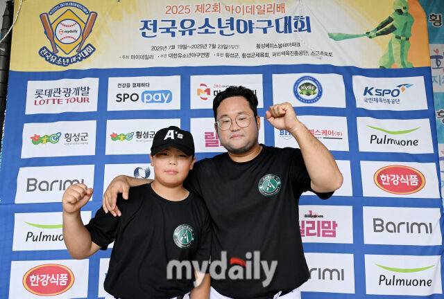 21일 강원도 횡성군 횡성베이스볼파크에서 '2025 제2회 마이데일리배 전국유소년야구대회'가 열렸다. 꿈나무(청룡)리그 (U-11) 안산시와 송파구마인볼의 16강전 경기에서 안산시 성양민 감독과 우찬희가 3-1로 승리한 뒤 파이팅을 외치고 있다. /횡성베이스볼테마파크=송일섭 기자