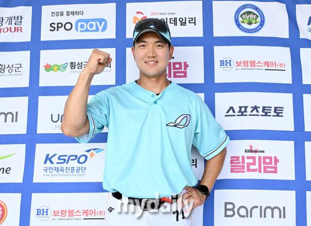 21일 강원도 횡성군 횡성베이스볼파크에서 '2025 제2회 마이데일리배 전국유소년야구대회'가 열렸다. 도봉구 유소년야구단 김종진 감독이 포즈를 취하고 있다./횡성베이스볼테마파크=송일섭 기자