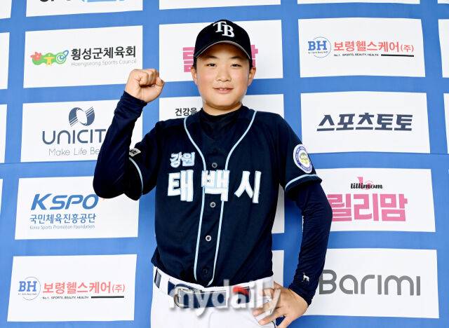 22일 강원도 횡성군 횡성베이스볼파크에서 '2025 제2회 마이데일리배 전국유소년야구대회'가 열렸다. 꿈나무(현무) 리그 (U-11) 4강전 수원장안구와 태백시의 경기에서 태백시가 8-0으로 승리했다. 태백시 김지담이 포즈를 취하고 있다./횡성베이스볼테마파크=송일섭 기자