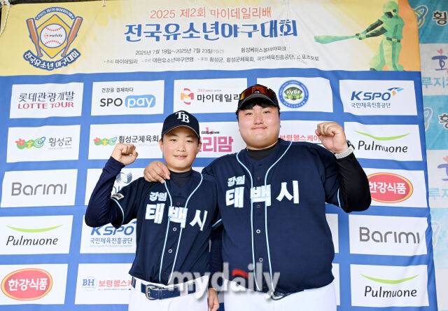 22일 강원도 횡성군 횡성베이스볼파크에서 '2025 제2회 마이데일리배 전국유소년야구대회'가 열렸다. 꿈나무(현무) 리그 (U-11) 4강전 수원장안구와 태백시의 경기에서 태백시가 8-0으로 승리 했다. 태백시 배강열 감독과 김지담이 포즈를 취하고 있다./횡성베이스볼테마파크=송일섭 기자