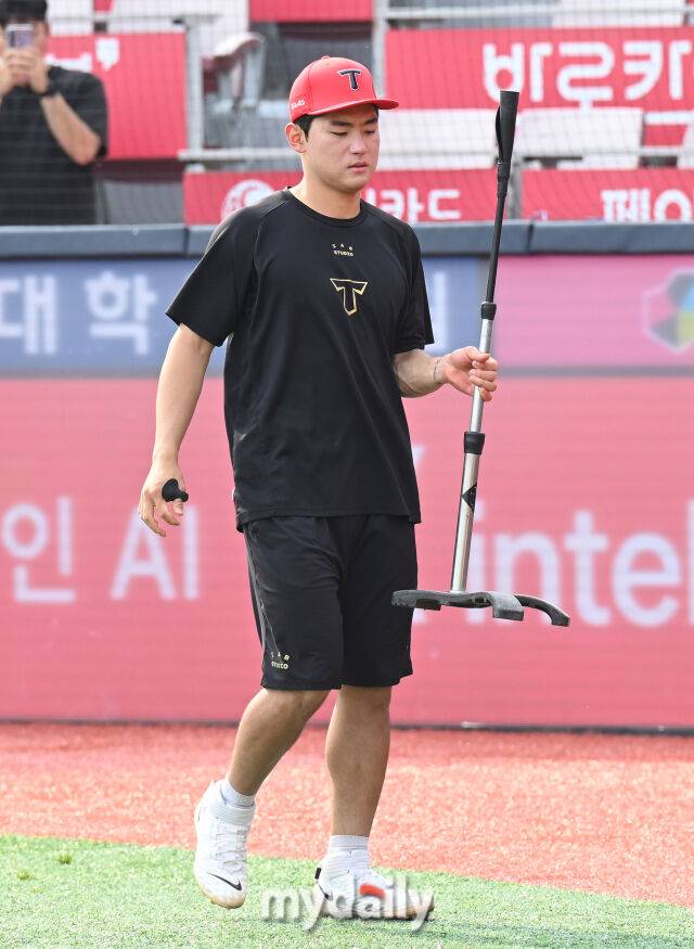 21일 오후 경기도 수원시 조원동 수원kt위즈파크에서 진행된 '2025 프로야구 KBO리그' kt위즈와 KIA타이거즈의 경기.기아 김도영이 경기전 훈련에 나서고 있다.