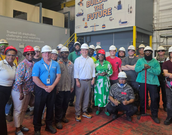 셰럴 파커(왼쪽 여섯번째) 미 필라델피아 시장이 최근 한화 필리조선소에 방문해 조선소 직원 등과 기념촬영을 하고 있다. [필리조선소 링크드인 캡쳐]