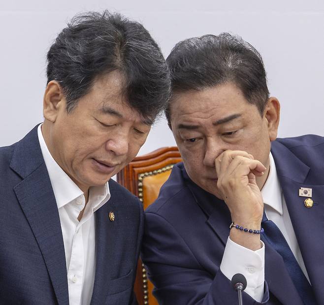 김병기(오른쪽) 더불어민주당 당 대표 직무대행 겸 원내대표와 문진석 원내수석부대표가 22일 국회에서 열린 원내대책회의 도중 대화하고 있다. [연합]