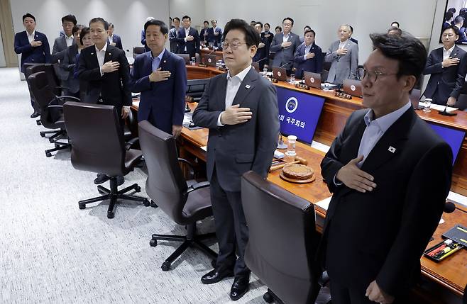이재명 대통령이 22일 서울 용산 대통령실 청사에서 열린 국무회의에서 국기에 대한 경례를 하고 있다. 이재명 정부의 초대 내각 장관들이 처음으로 참석한 이날 국무회의에는 구윤철 기획재정부 장관과 조현 외교부 장관, 윤호중 행정안전부 장관, 정은경 보건복지부 장관 등 이 대통령이 임명안을 재가한 신임 장관 9명이 참석했다.   [연합]