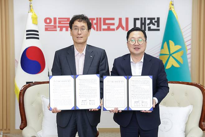 22일 대전광역시청사에서 함진규(왼쪽) 한국도로공사 사장과 이장우(오른쪽) 대전광역시장이 협약식 후 기념 촬영을 하고 있다. [한국도로공사 제공]