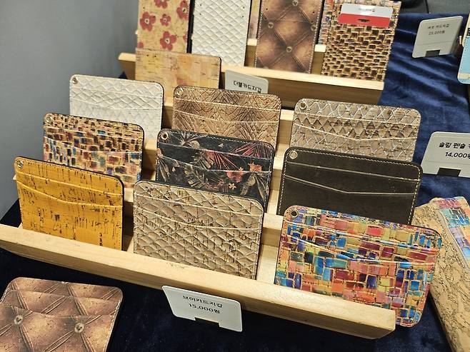 지난 20일 서울 강남구 코엑스에서 열린 ‘코리아비건페어 2025’에 참여한 비건 가죽 업체의 제품이 전시돼 있다. 김광우 기자.