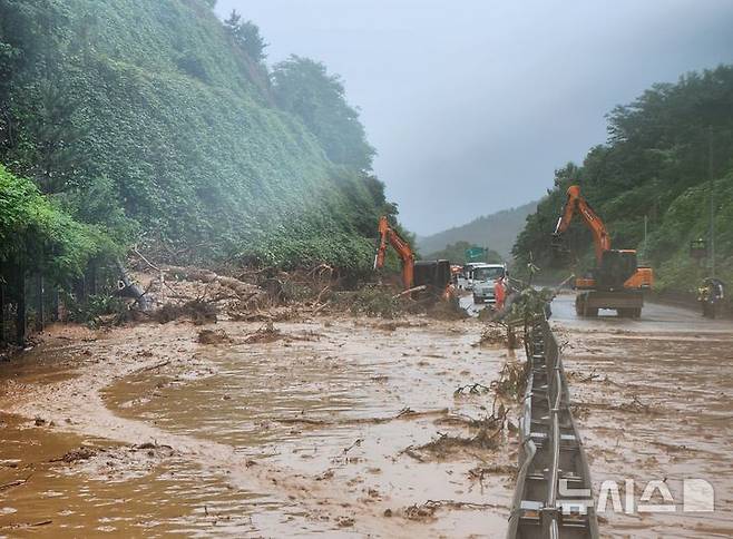 [진주=뉴시스] 정경규 기자 = 사진은 지난 19일 경남 진주지역에 내린 집중호우로 인해 국도33호선인 진주시 집현면 집현터널~집현면 장흥교차로 구간에 토사가 유출돼 중장비를 동원해 제거작업을 벌이고있는 모습. 2025.07.19.jkgyu@newsis.com