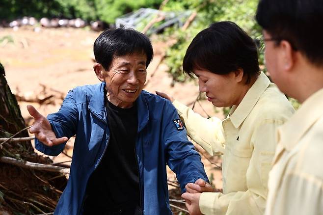 [세종=뉴시스] 사진은 송미령 농림축산식품부 장관이 지난 20일 경남 산청군을 찾아 산사태로 인명 피해를 입은 유가족을 위로하고 있는 모습. (사진=농식품부 제공) 2025.07.20. photo@newsis.com *재판매 및 DB 금지
