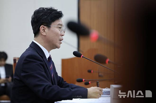 [서울=뉴시스] 김명년 기자 = 김영훈 고용노동부 장관 후보자가 지난 16일 오전 서울 여의도 국회 환경노동위원회에서 열린 인사청문회에서 발언하고 있다. 2025.07.16. kmn@newsis.com