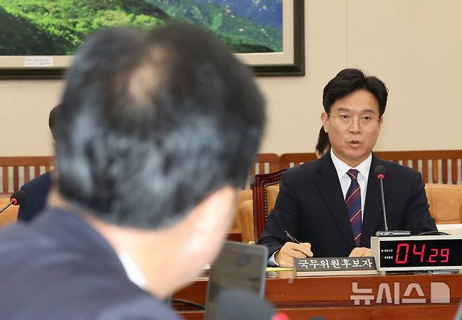 [서울=뉴시스] 김명년 기자 = 김영훈 고용노동부 장관 후보자가 지난 16일 오전 서울 여의도 국회 환경노동위원회에서 열린 인사청문회에서 송언석 위원의 질문에 답하고 있다. 2025.07.16. kmn@newsis.com