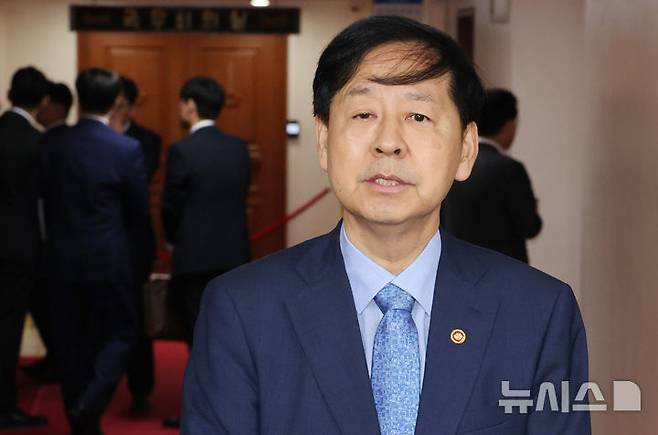 [서울=뉴시스] 김명원 기자 = 구윤철 경제부총리 겸 기획재정부 장관이 22일 오전 서울 종로구 정부서울청사에서 열린 대외경제장관회의를 마친 후 취재진 질문에 답하고 있다. 2025.07.22. kmx1105@newsis.com