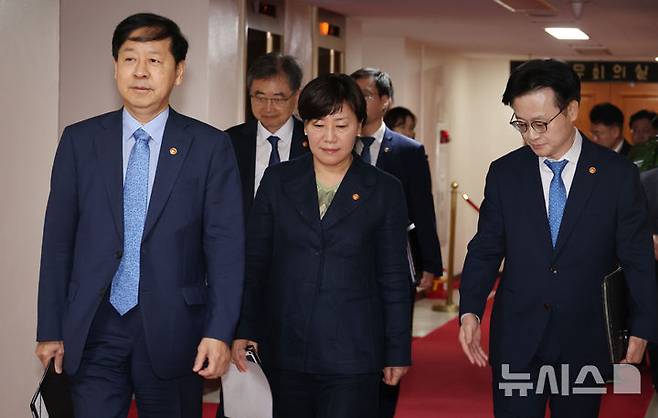 [서울=뉴시스] 김명원 기자 = 구윤철 경제부총리 겸 기획재정부 장관이 22일 오전 서울 종로구 정부서울청사에서 비공개로 열린 대외경제장관회의에 송미령 농림축산식품부 장관, 김정관 산업통상자원부 장관, 조현 외교부 장관과 참석하고 있다. 2025.07.22. kmx1105@newsis.com