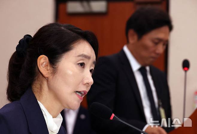 [서울=뉴시스] 고승민 기자 = 강선우 여성가족부 장관 후보자가 14일 서울 여의도 국회에서 열린 여성가족위원회의 인사청문회에서 의원 질의에 답하고 있다. 2025.07.14. kkssmm99@newsis.com