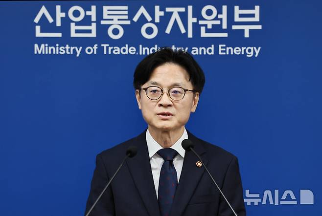 [세종=뉴시스]김정관 산업통상자원부 장관이 21일 오후 정부세종청사에서 열린 취임식에 참석한 이후 기자실을 방문해 출입기자들의 질문에 답변을 하고 있다.(사진=산업부 제공)