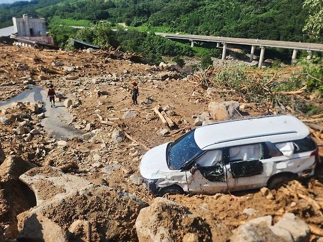 [산청=뉴시스] 서희원 기자= 22일 오전 경남 산청군 신안면 외송리 구 경호강 휴게소 침수지역에 수색작업을 하고있다. 2025. 07. 22. shw1881@newsis.com *재판매 및 DB 금지