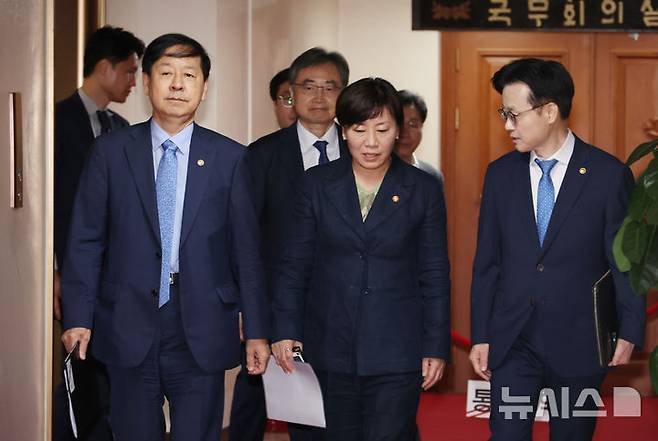 [서울=뉴시스] 김명원 기자 = 구윤철 경제부총리 겸 기획재정부 장관이 22일 오전 서울 종로구 정부서울청사에서 비공개로 열린 대외경제장관회의에 송미령 농림축산식품부 장관, 김정관 산업통상자원부 장관, 조현 외교부 장관과 참석하고 있다. 2025.07.22. kmx1105@newsis.com