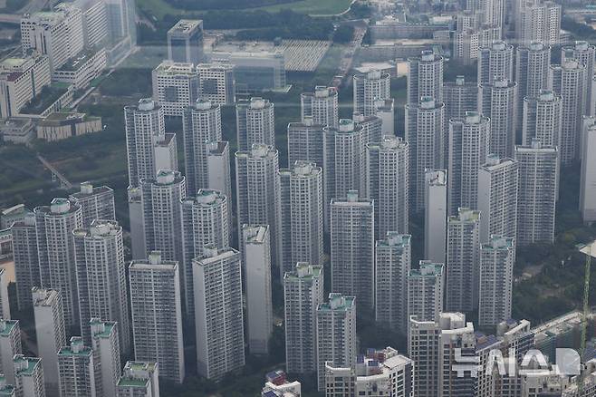 [서울=뉴시스] 김근수 기자 = 6일 서울 송파구의 롯데월드타워 스카이라운지에서 강남과 송파지역 아파트 모습이 보이고 있다. 2025.07.06. ks@newsis.com