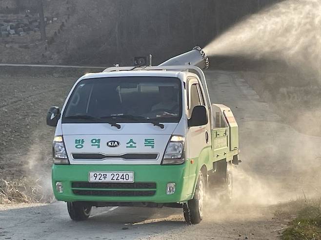 [영암=뉴시스]영암 구제역 방역 소독. (사진=영암군 제공) 2025.07.09. photo@newsis.com *재판매 및 DB 금지