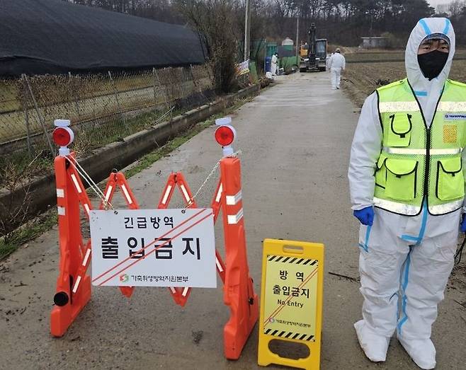 [청주=뉴시스] 사진은 지난 5일 H5N1형 고병원성 조류인플루엔자(AI)가 확진된 충북 청주시 청원구 북이면 육용오리 농장의 출입이 통제되고 있는 모습. (사진=충북도 제공) 2025.04.05. photo@newsis.com *재판매 및 DB 금지