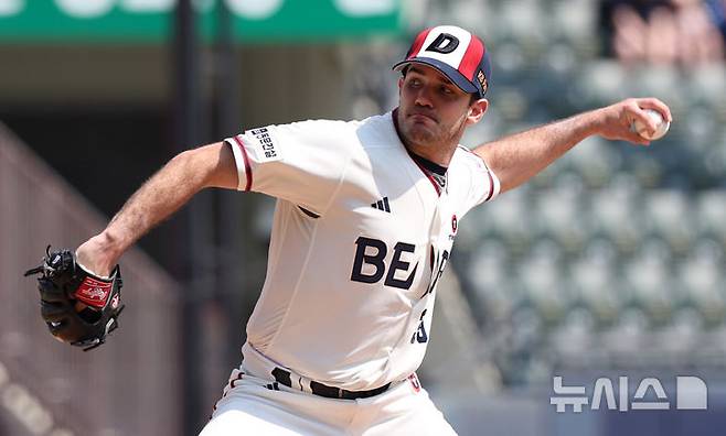 [서울=뉴시스] 추상철 기자 = 25일 오후 서울 송파구 잠실야구장에서 열린 2025 KBO리그 NC 다이노스와 두산 베어스의 경기, 두산 선발투수 잭로그가 역투하고 있다. 2025.05.25. scchoo@newsis.com