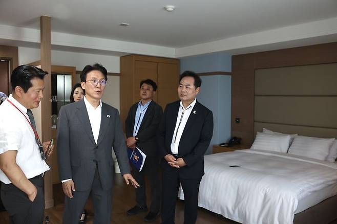 [서울=뉴시스] 김민석 국무총리가 15일 경북 경주시 경주보문단지 국제회의 복합지구에서 APEC 정상회의 준비상황을 점검하고 있다 (사진=총리실 제공) 2025.07.15. photo@newsis.com *재판매 및 DB 금지