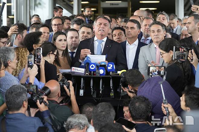 [브라질리아=AP/뉴시스] 자이르 보우소나루 브라질 전 대통령이 26일(현지 시간) 브라질 의회 앞에서 기자들에게 발언하고 있다. 앞서 브라질 연방대법원은 보우소나루 전 대통령에게 쿠데타 모의 등 혐의를 적용한 검찰의 기소를 받아들이고 재판 개시를 명령했다. 보우소나루는 극우 세력의 폭력 행위를 선동하고 쿠데타를 계획한 혐의 등을 받고 있다. 2025.03.27.