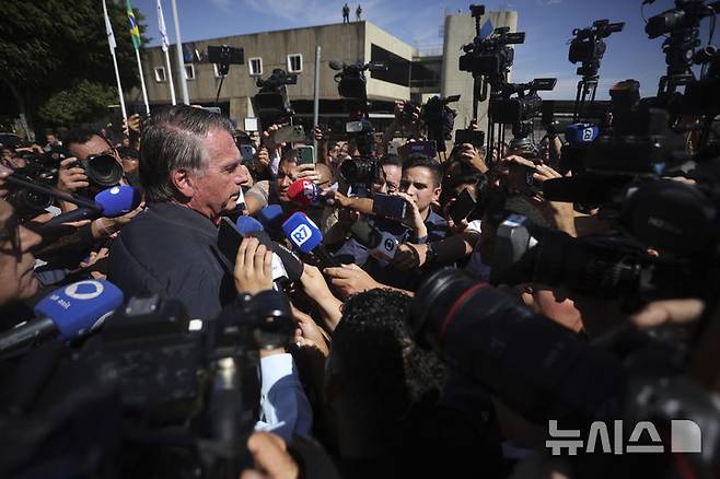 [브라질리아=AP/뉴시스] 자이르 보우소나루 전 브라질 대통령이 18일(현지 시간) 대법원으로부터 전자발찌 부착 명령을 받은 뒤 브라질리아의 한 교도소를 나서며 취재진과 인터뷰 하고 있다. 2025.07.22.
