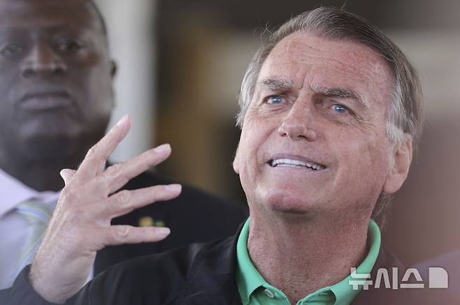 [브라질리아=AP/뉴시스] 자이르 보우소나루 전 브라질 대통령이 17일(현지 시간) 브라질리아의 상원 인근에서 기자회견 하고 있다. 2025.07.22.