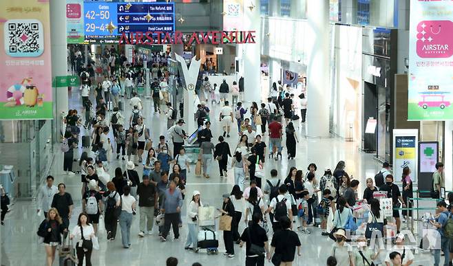 [인천공항=뉴시스] 김선웅 기자 = 인천국제공항 출국장 면세구역에서 여름 휴가철을 맞아 출국하는 여행객들이 오가고 있다. 한편 인천국제공항공사는 올여름 성수기에  387만2천명이 인천공항을 이용할 것으로 예상했으며 8월 1일 23만8천명이 인천공항을 이용해 가장 혼잡할 것으로 전망했다. 2025.07.22. mangusta@newsis.com