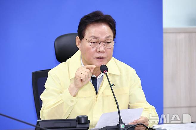 [창원=뉴시스]박완수 경남도지사가 22일 도청 재난안전대책본부에서 호우 피해 상황 및 복구 계획 점검 시·군 단체장 영상회의를 주재하고 있다.(사진=경남도 제공)2025.07.22. photo@newsis.com