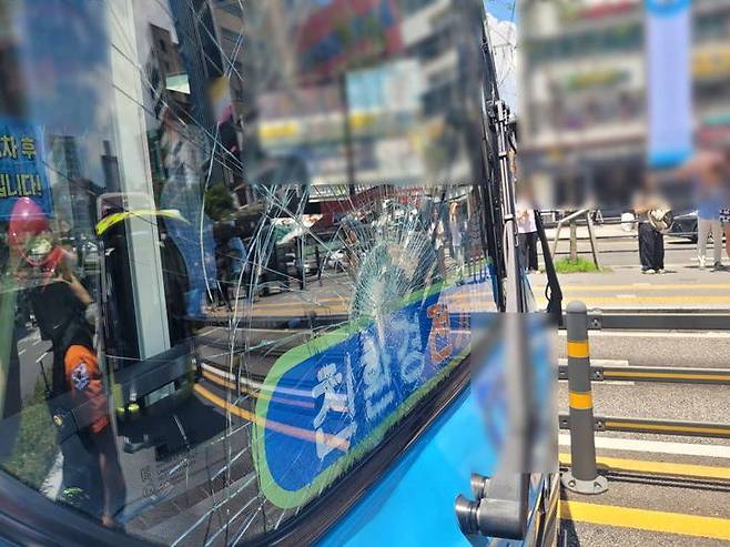 [부산=뉴시스] 22일 낮 12시43분께 부산 부산진구의 한 중앙버스전용차로(BRT) 구간 내 횡단보도를 건너던 A(60대·여)씨가 운행 중인 시내버스에 치여 숨졌다. (사진=부산경찰청 제공) 2025.07.22. photo@newsis.com *재판매 및 DB 금지