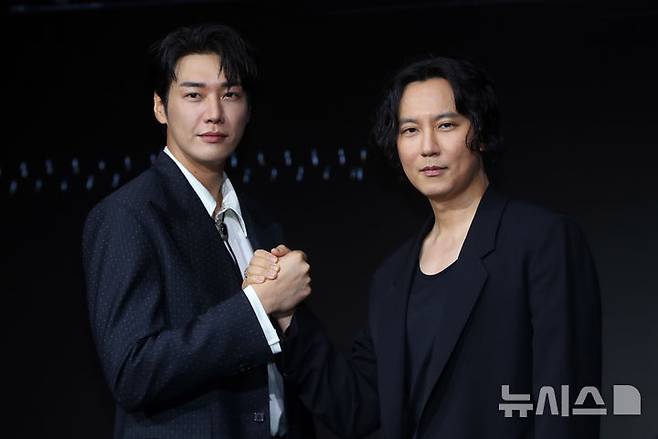 [서울=뉴시스] 김혜진 기자 = 배우 김영광(왼쪽), 김남길이 22일 오전 서울 마포구 호텔 나루에서 열린 넷플릭스 시리즈 '트리거'(감독 권오승) 제작발표회에서 포즈를 취하고 있다. 2025.07.22. jini@newsis.com