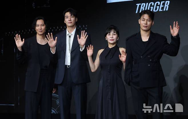 [서울=뉴시스] 김혜진 기자 = 배우 김남길(왼쪽부터), 김영광, 길해연, 박훈이 22일 오전 서울 마포구 호텔 나루에서 열린 넷플릭스 시리즈 '트리거'(감독 권오승) 제작발표회에서 포즈를 취하고 있다. 2025.07.22. jini@newsis.com