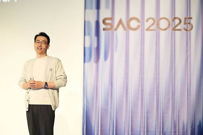 솔트룩스는 29일 서울 강남구 GS타워에서 '솔트룩스 AI 컨퍼런스 2025'를 열고 루시아3와 함께 AI 에이전트 플랫폼 '구버', 멀티모달 콘텐츠 플랫폼 '젠웨이브'를 공개했다. (사진=솔트룩스 제공) *재판매 및 DB 금지