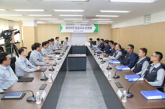 [울산=뉴시스] 지난 5월 20일 올해 임금협상 상견례를 진행하고 있는 HD현대중공업 노사. (사진=금속노조 현대중공업지부 제공) photo@newsis.com *재판매 및 DB 금지