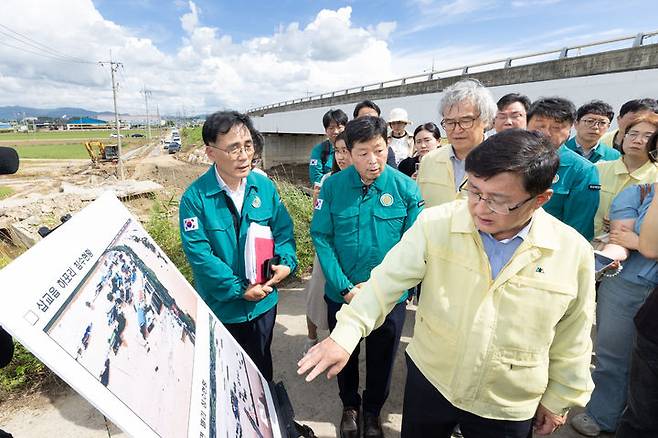 [서울=뉴시스] 김성환 신임 환경부 장관이 22일 충남 예산군 삽교천 제방 유실현장을 찾아 복구 상황을 점검하고 있다. (사진=환경부 제공) 2025.07.22. photo@newsis.com *재판매 및 DB 금지