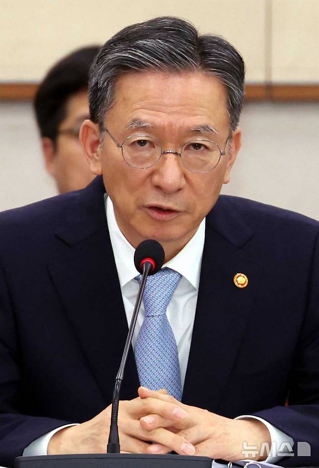 [서울=뉴시스] 조성봉 기자 = 정성호 법무부 장관이 22일 오후 서울 여의도 국회에서 열린 법제사법위원회 전체회의에서 의원의 질의에 답변하고 있다. 2025.07.22. suncho21@newsis.com