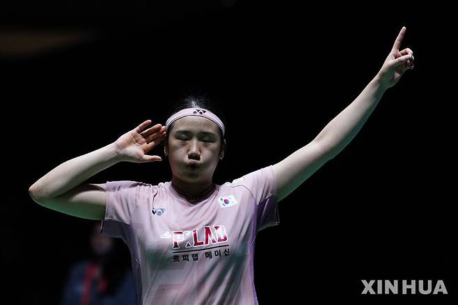 [도쿄=신화/뉴시스] 안세영(1위)이 20일 일본 도쿄 메트로폴리탄 체육관에서 열린 2025 세계배드민턴연맹(BWF) 월드 투어 슈퍼 750 일본오픈 여자 단식 결승전에서 왕즈이(2위·중국)를 꺾은 후 세리머니하고 있다. 안세영이 42분 만에 2-0(21-12 21-10)으로 승리하고 2년 만에 정상에 복귀하며 올 시즌 6승째를 올렸다. 2025.07.20.