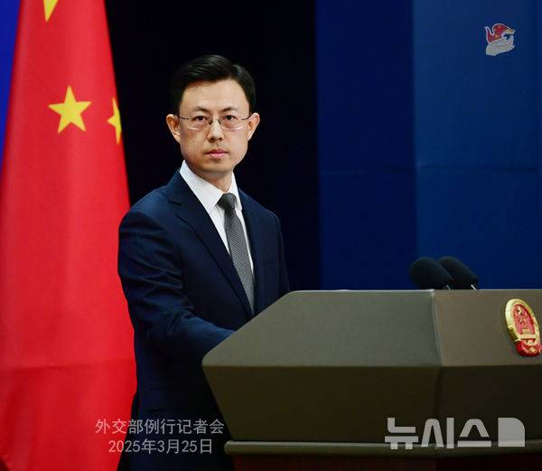 [베이징=뉴시스] 정례브리핑을 진행하는 궈자쿤 중국 외교부 대변인.(사진=중국 외교부 홈페이지 갈무리) 2025.03.25 photo@newsis.com