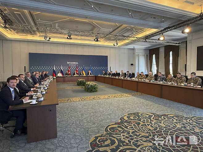 [AP/뉴시스] 6월 2일 튀르키예 이스탄불의 시라간궁 호텔에서 우크라(오른쪽)와 러시아가 2차 직접 대화를 하고 있다