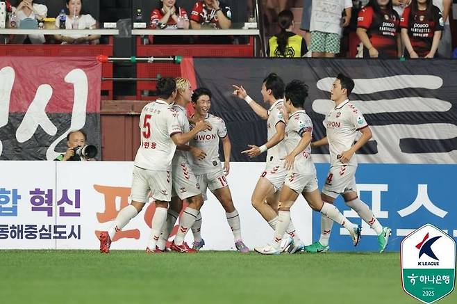 [서울=뉴시스] 프로축구 K리그1 수원FC의 이지솔(왼쪽에서 2번째). (사진=한국프로축구연맹 제공)