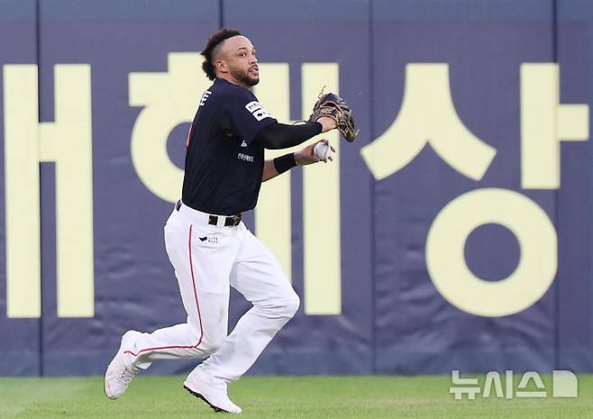 [서울=뉴시스] 홍효식 기자 = 22일 서울 송파구 잠실야구장에서 열린 2025 KBO리그 한화 이글스와 두산 베어스의 경기, 3회말 1사 2루 한화 중견수 리베라토가 두산 오명진의 타구를 잡아낸 뒤 송구하고 있다. 2025.07.22. yesphoto@newsis.com
