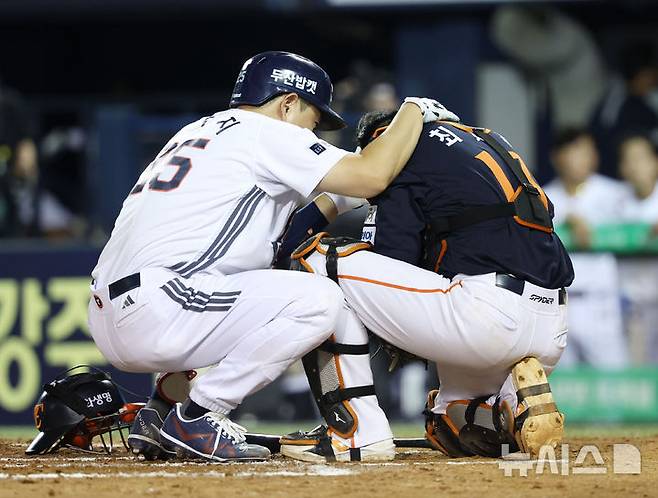 [서울=뉴시스] 홍효식 기자 = 22일 서울 송파구 잠실야구장에서 열린 2025 KBO리그 한화 이글스와 두산 베어스의 경기, 6회말 2사 두산 양의지가 헛스윙 삼진 때 한화 포수 최재훈의 마스크를 친 뒤 사과하고 있다. 2025.07.22. yesphoto@newsis.com