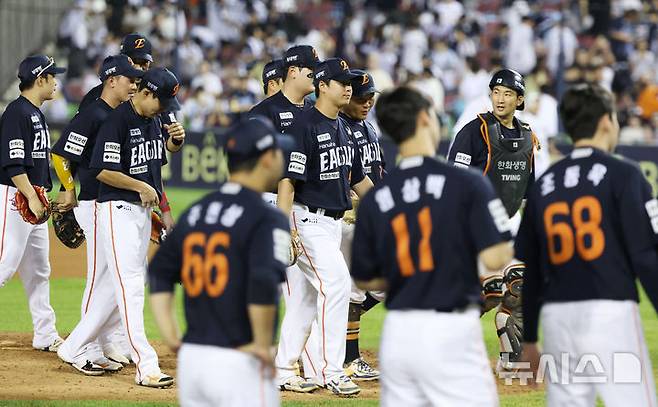 [서울=뉴시스] 홍효식 기자 = 22일 서울 송파구 잠실야구장에서 열린 2025 KBO리그 한화 이글스와 두산 베어스의 경기, 2-1로 승리한 한화 선수들이 기뻐하고 있다.이번 승리로 한화는 단일 시즌 두 번째 10연승을 달성하며, 구단 최초 기록을 세웠다. 2025.07.22. yesphoto@newsis.com