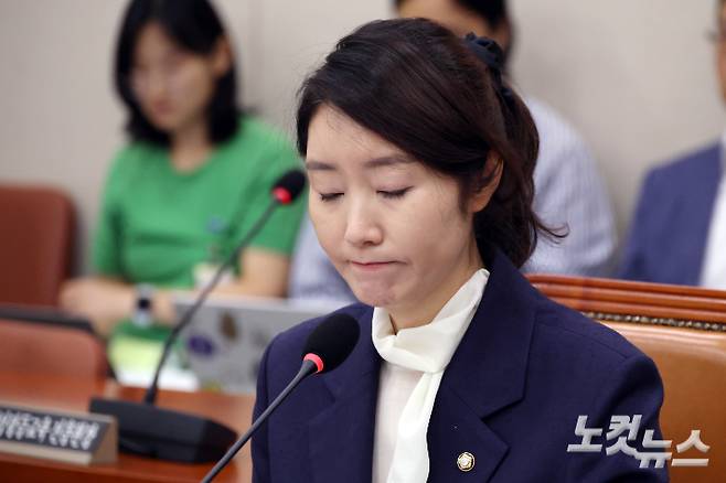 강선우 여성가족부 장관 후보자가 14일 서울 여의도 국회 여성가족위원회에서 열린 인사청문회에서 눈을 감고 생각에 잠겨있다. 윤창원 기자