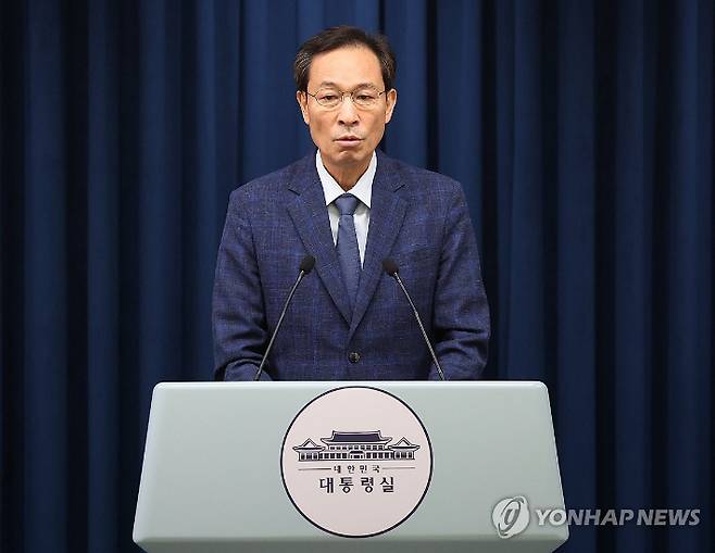 (서울=연합뉴스) 한상균 기자 = 우상호 정무수석이 20일 용산 대통령실에서 장관 인선 관련 브리핑을 하고 있다. 우 수석은 이재명 대통령이 이진숙 교육부 장관 지명을 철회했다고 밝혔다. 2025.7.20 xyz@yna.co.kr 연합뉴스