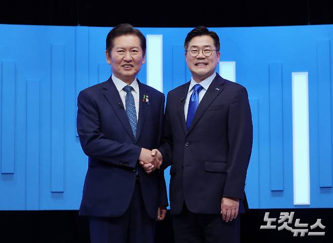 더불어민주당 정청래·박찬대 당대표 후보가 16일 서울 양천구 목동 SBS에서 열린 TV토론회에 앞서 기념촬영을 하고 있다. 국회사진기자단